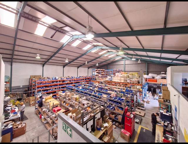 1,000M² WAREHOUSE TO LET IN STIKLAND INDUSTRIAL
